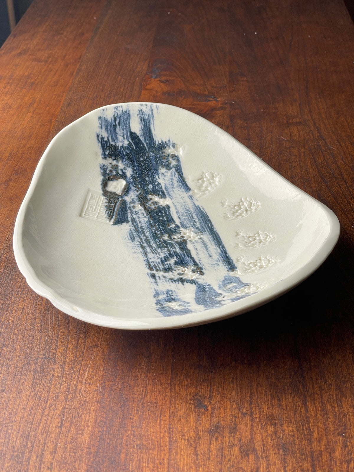Plat ovale moyen avec étampes de roche volcanique et étampe de Corée (harmonie)