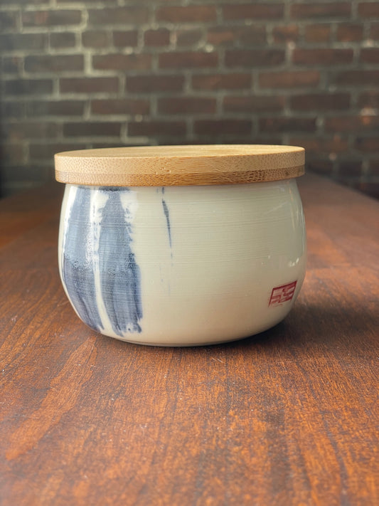 Petite boîte à thé ou à épices ronde avec une étampe rouge (énergie & protection)