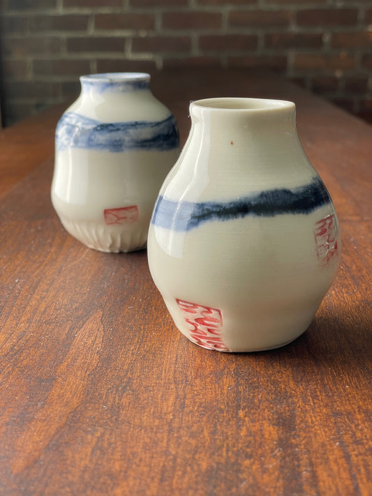 Petit vase avec étampe rouge (énergie et protection)